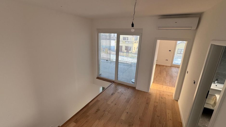Duplex despărțit prin perete dublu/ Garaj - Poză 15