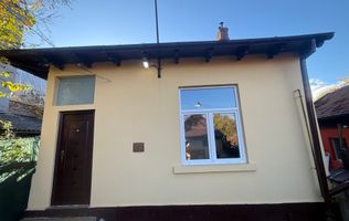 2 corpuri de Casă renovate + teren 125 mp Campina