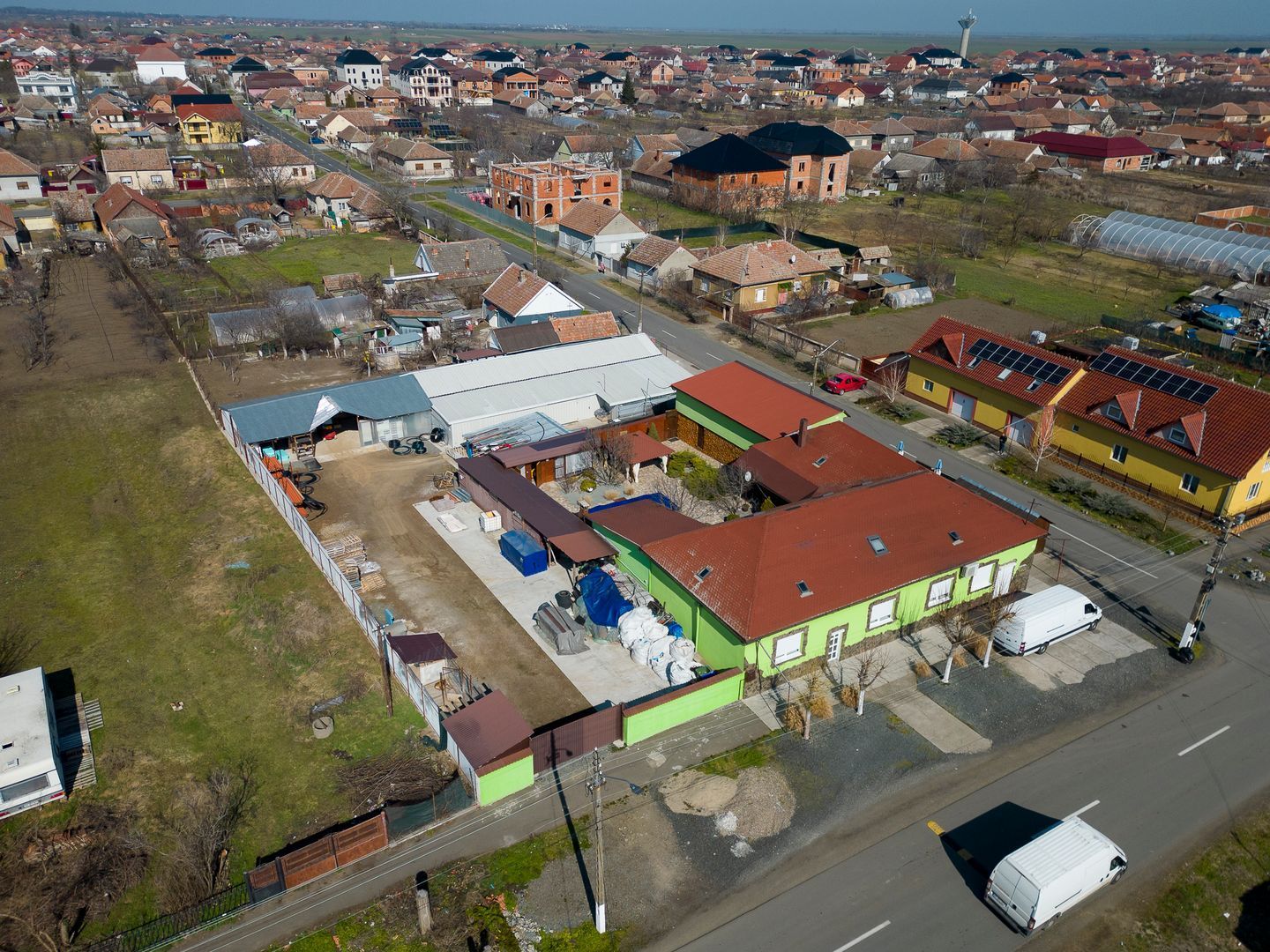 Casa cu potential multiplu in Curtici - Poză 2