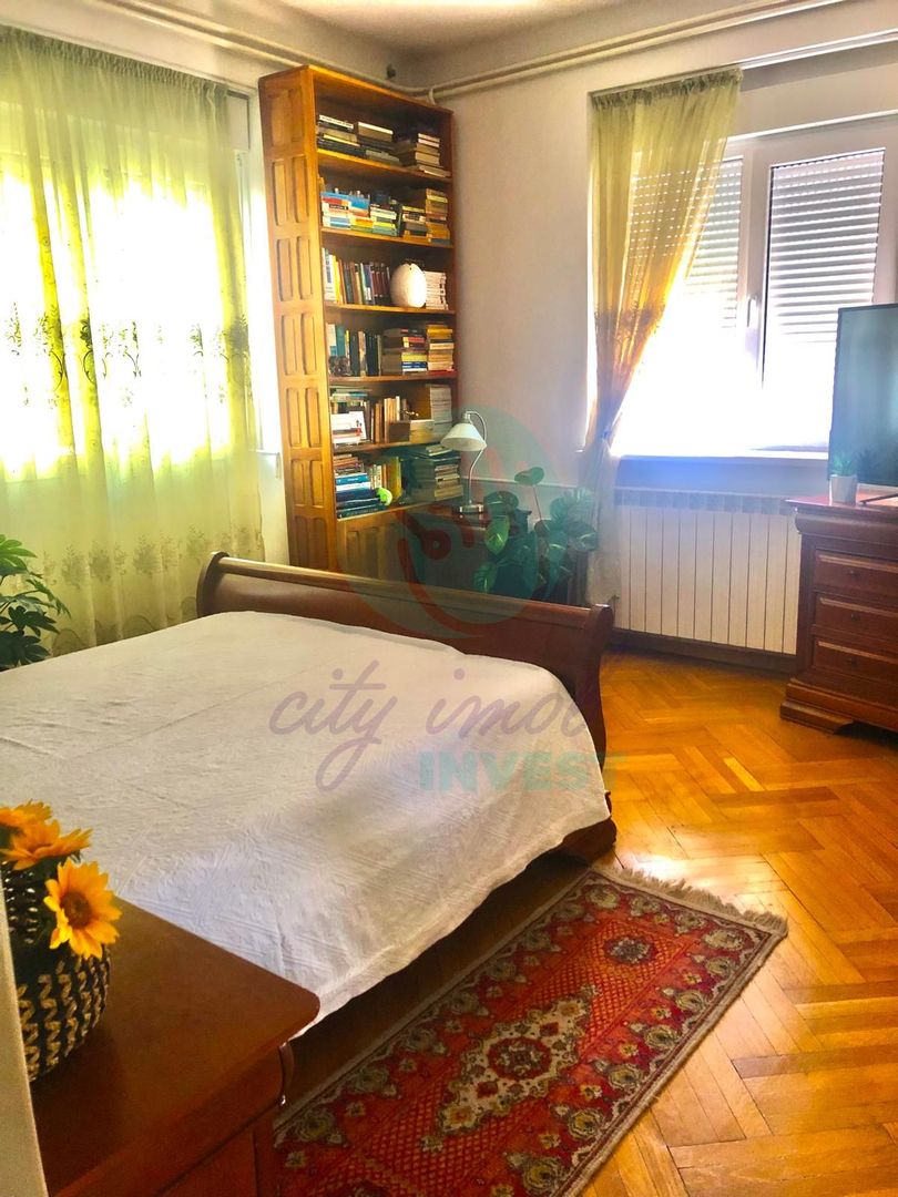 Apartament cu 3 camere renovat si cu parcare - Poză 1
