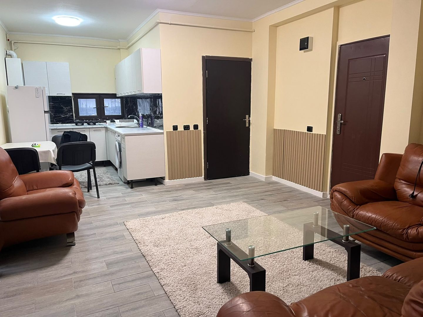 Apartament 2 camere, de inchiriat+ loc de parcare si terasa in curte - Poză 2