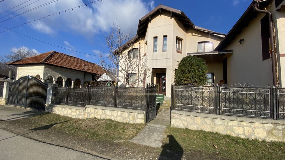 VILA P+1, 4 CAMERE, 108 MP + CASA BATRANEASCA, TEREN 1035 MP - Poză 1