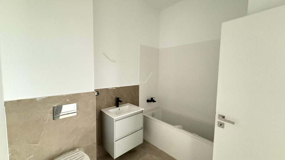 Comision 0. Gradina proprie 25 mp. Loc de parcare. - Poză 3