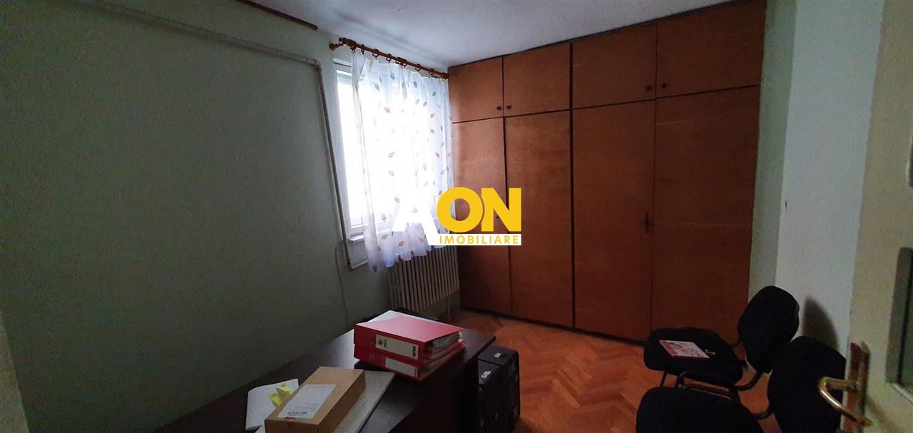 Apartament la casa, 4 camere, pretabil pentru birouri, zona Cetate - Poză 3