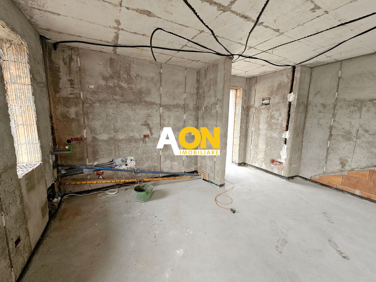 Apartament cu 3 camere, 2 bai, curte proprie, parcare si boxa 40 mp - Poză 5