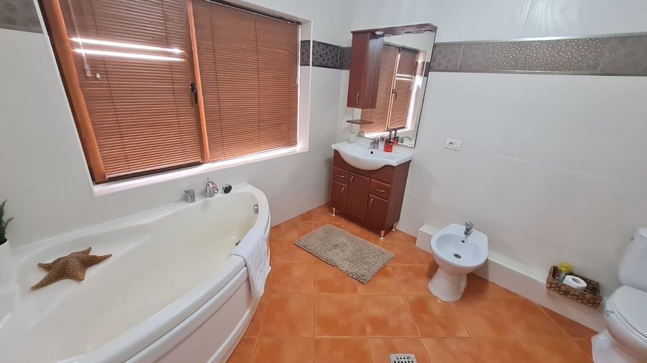 Vila spațioasă și recent renovată în Ghiroda! - Poză 16