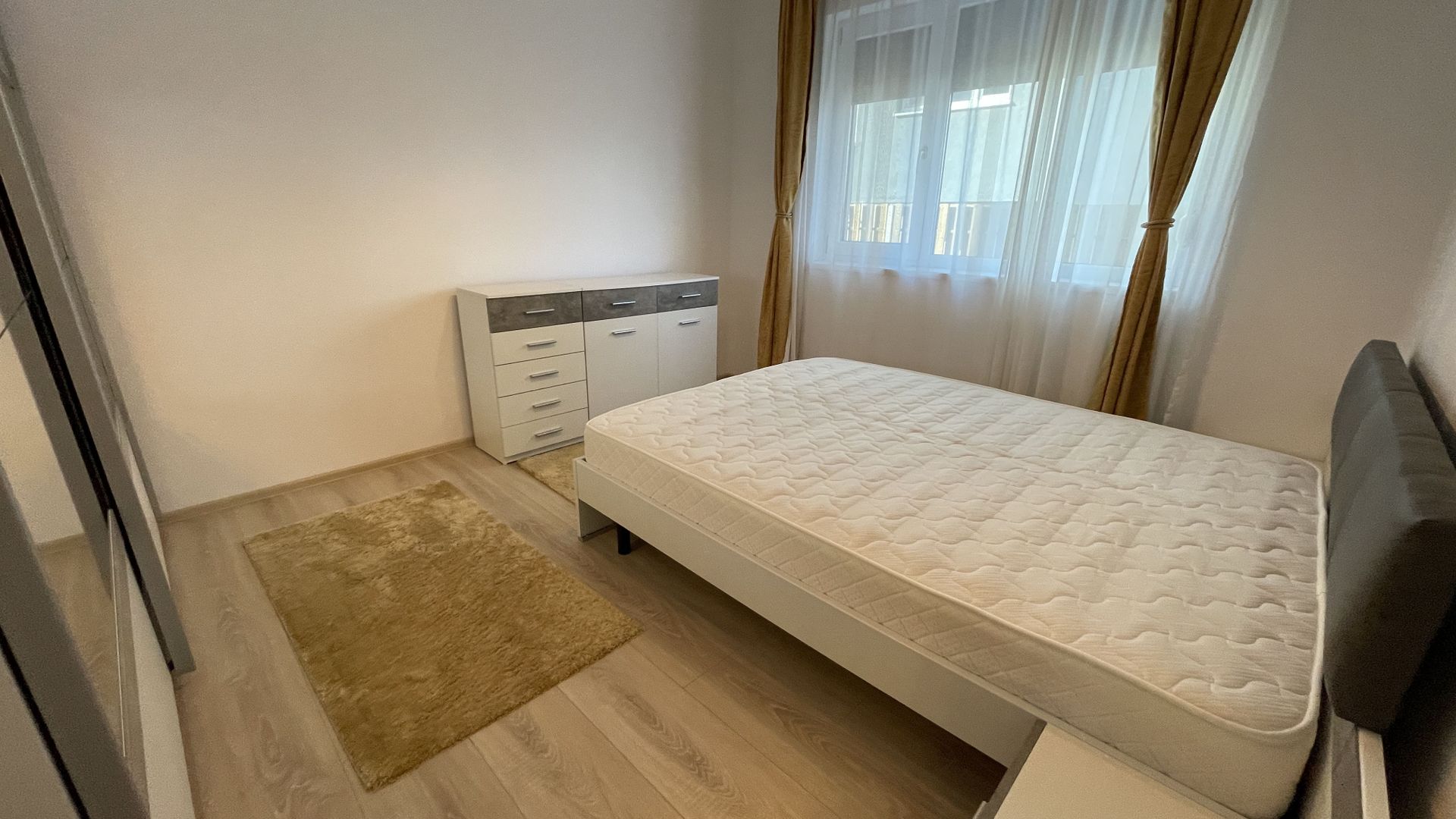 Apartament frumos cu gradina proprie,mobilat si utilat - Poză 11