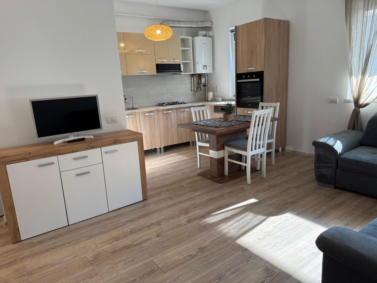 Apartament cu 3 camere, curte proprie si loc de parcare - Poză 8