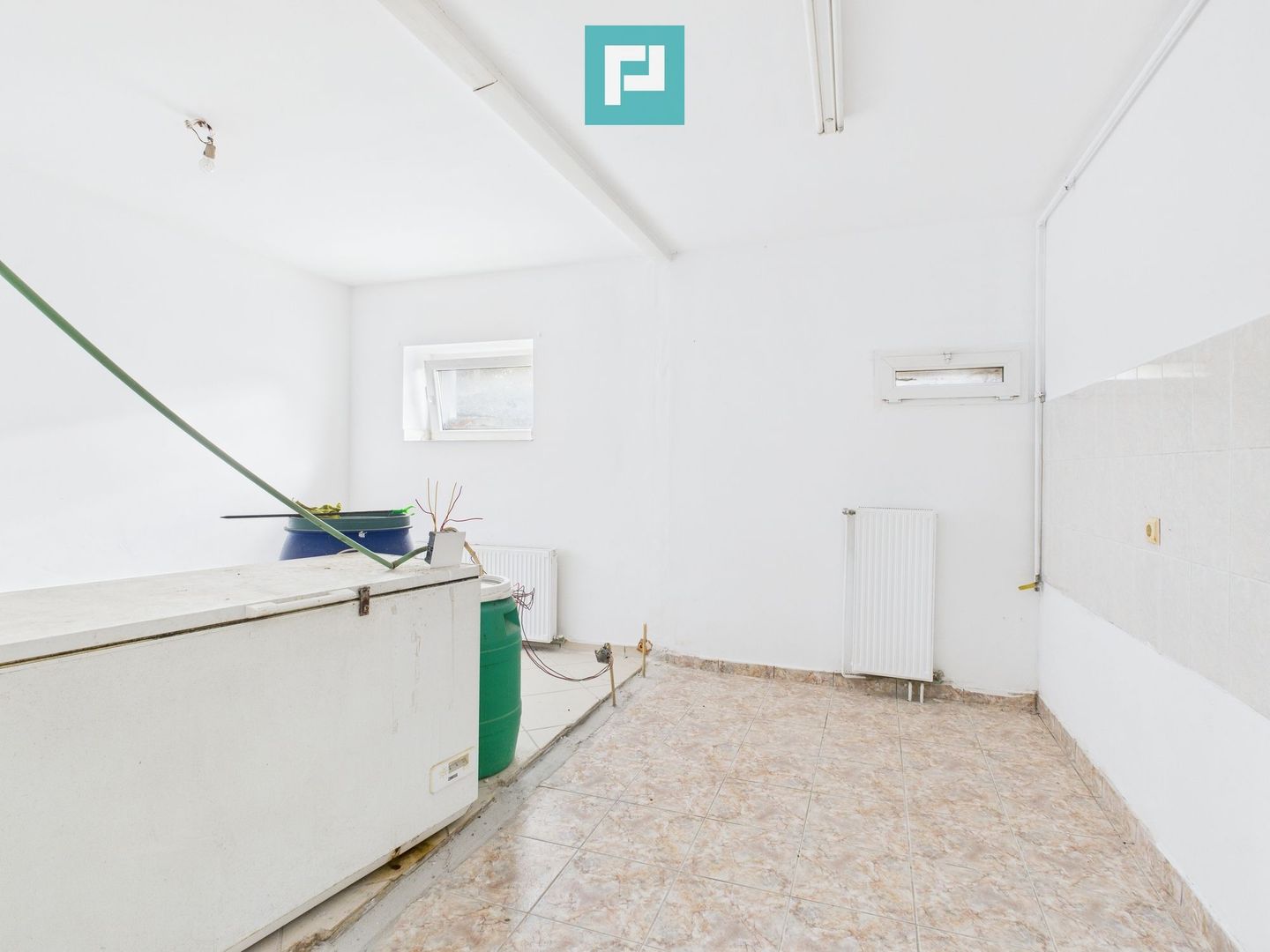 Vilă cu 5 camere pentru investiții în Dumbrăvița - Poză 17