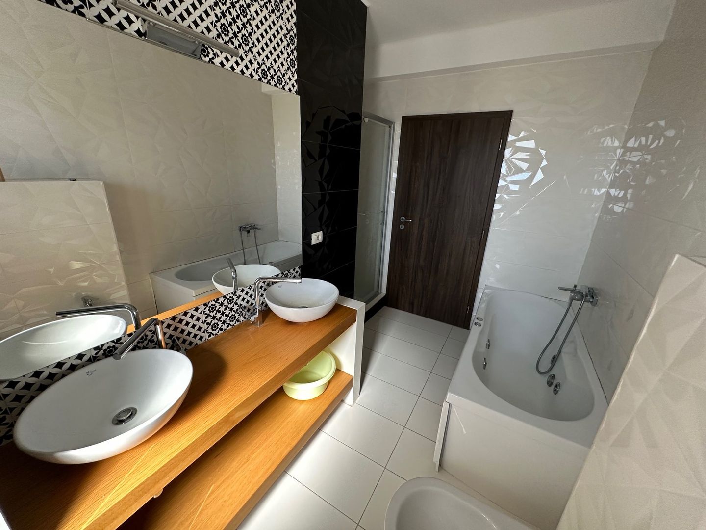 CASA SPATIOASA  CU GARAJ SI TEREN DE 600 MP - Poză 11