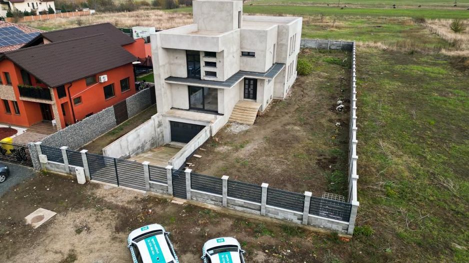 Vilă modernă pe 3 niveluri la gri în Poltura - Poză 9