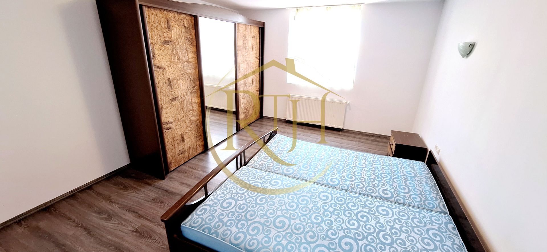 Oferim spre inchiriere, Apartament spatios, 4 camere, pentru locuit sau Firme - Poză 2