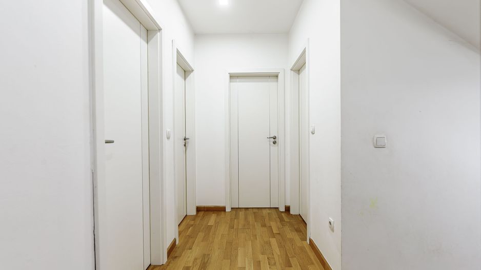 Casa spatioasa de vanzare în Bujac , 3 bai, 5 camere, super pret! - Poză 2