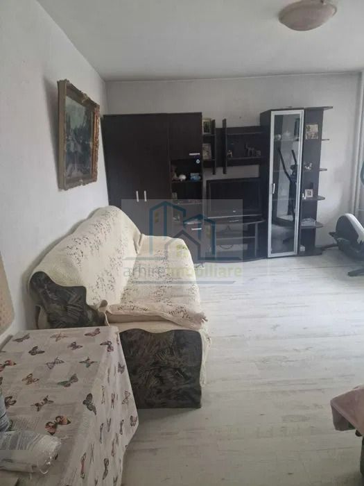 Apartament 3 camere, decomandat , etajul 1/10 - Poză 1