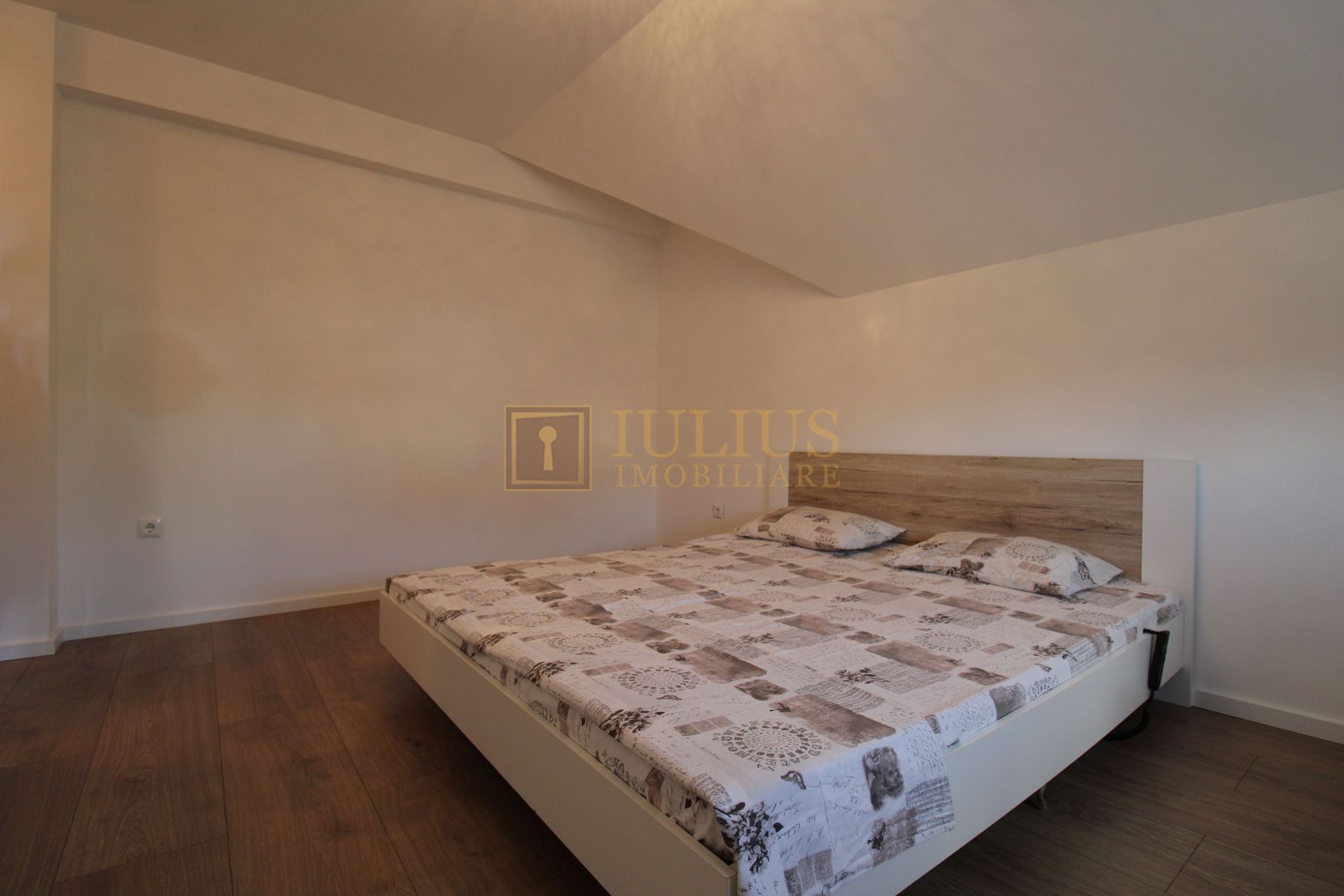 Casa in Blascovici, 5 camere + 3 bai, centrala proprie - Poză 23