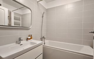 Locuință cochetă la mansardă, cu balcon și boxă de depozitare - Poză 12