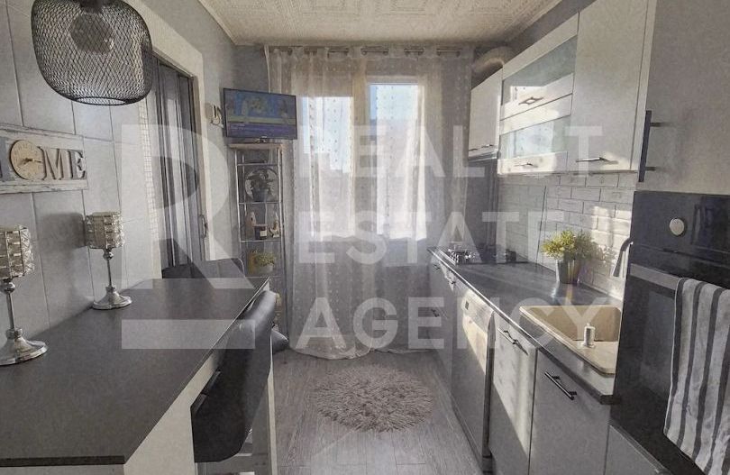 Vânzare, apartament cu 3 camere în zona Gorjului - Poză 2