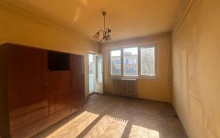 Apartament spatios, cu 4 camere in zona centrala - Poză 2