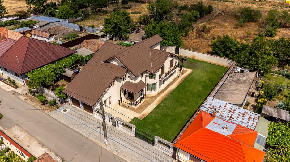 Vilă de lux, pentru o familie numeroasă, Spațiu, confort și intimitate - Poză 3