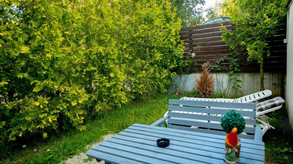 Apartament la cheie, cu grădină proprie, pretabil locuit sau închiriere - Poză 1