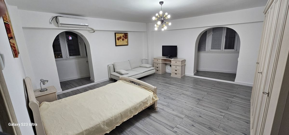 Garsonieră spațioasă cu vedere panoramică, 2 balcoane - Poză 4