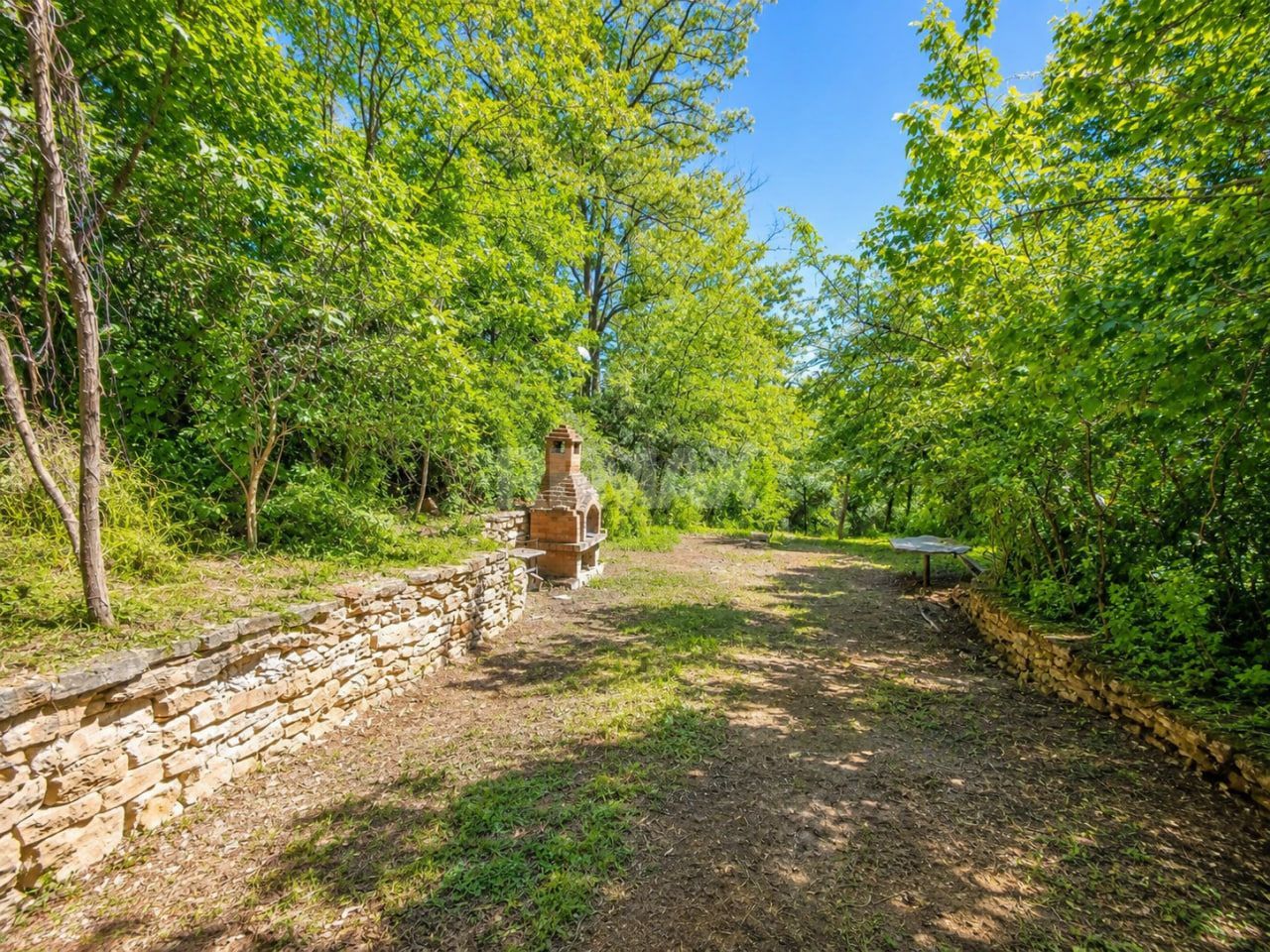 Nu este doar o vilă. Este refugiul tău verde cu 38 ari și pădurice proprie! - Poză 5
