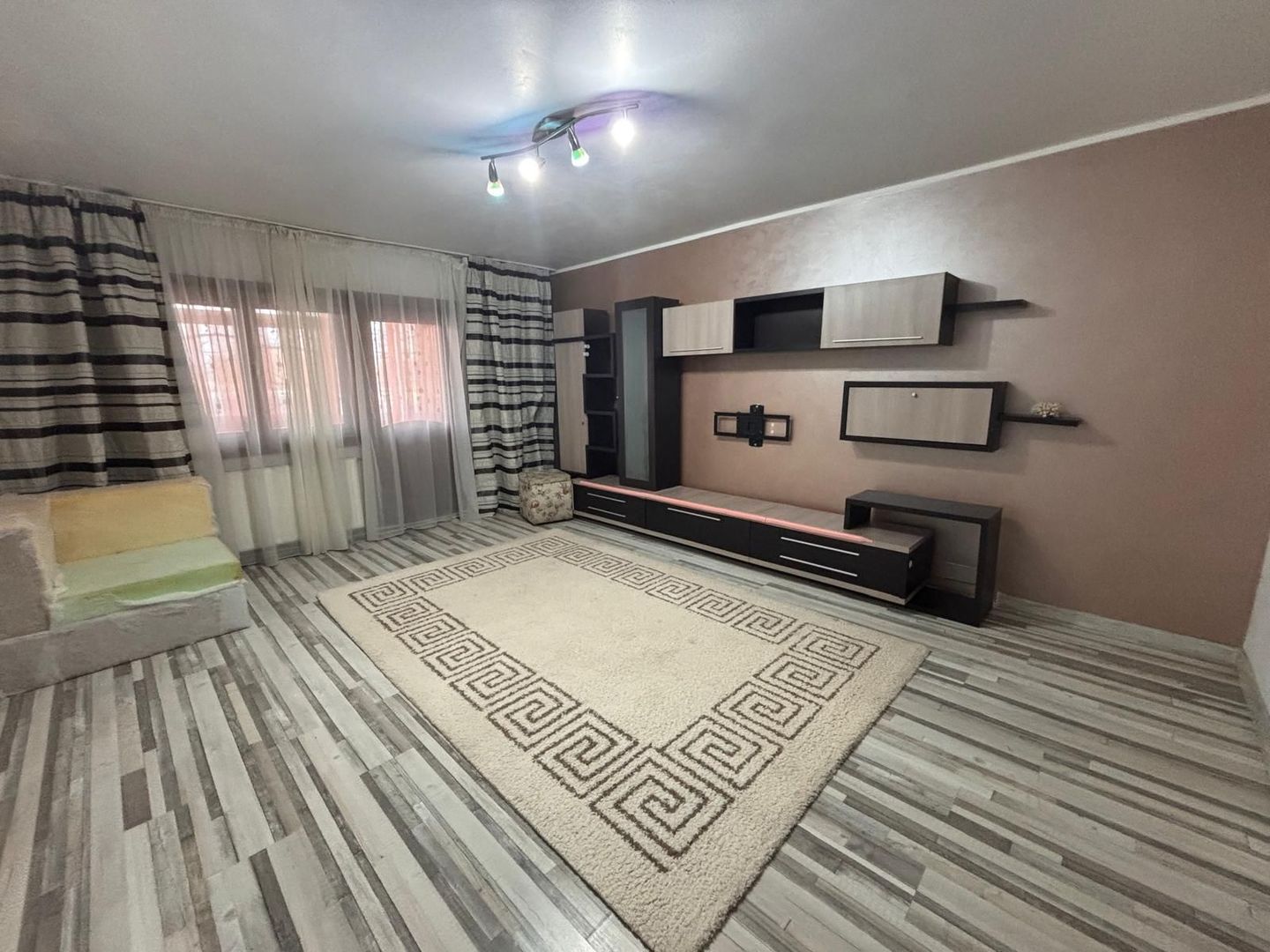 De inchiriat – Apartament 3 camere, 85 mp, partial mobilat - Poză 12