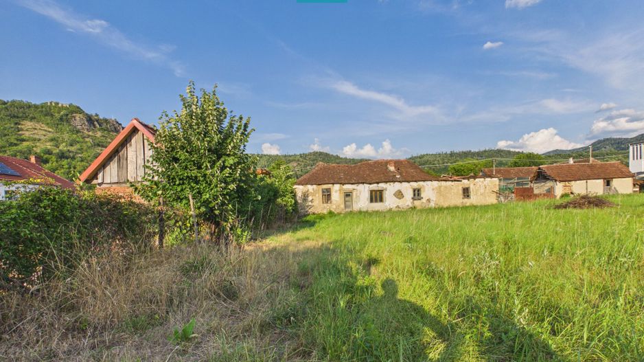 Casă în centrul localității Dezna, județul Arad - Poză 2