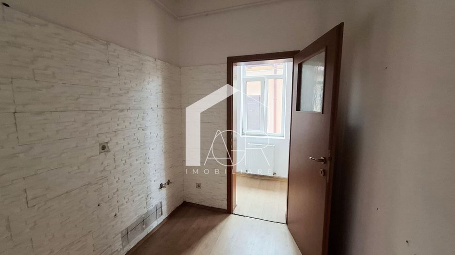 Casa cu 4 camere, zona Central - Poză 16