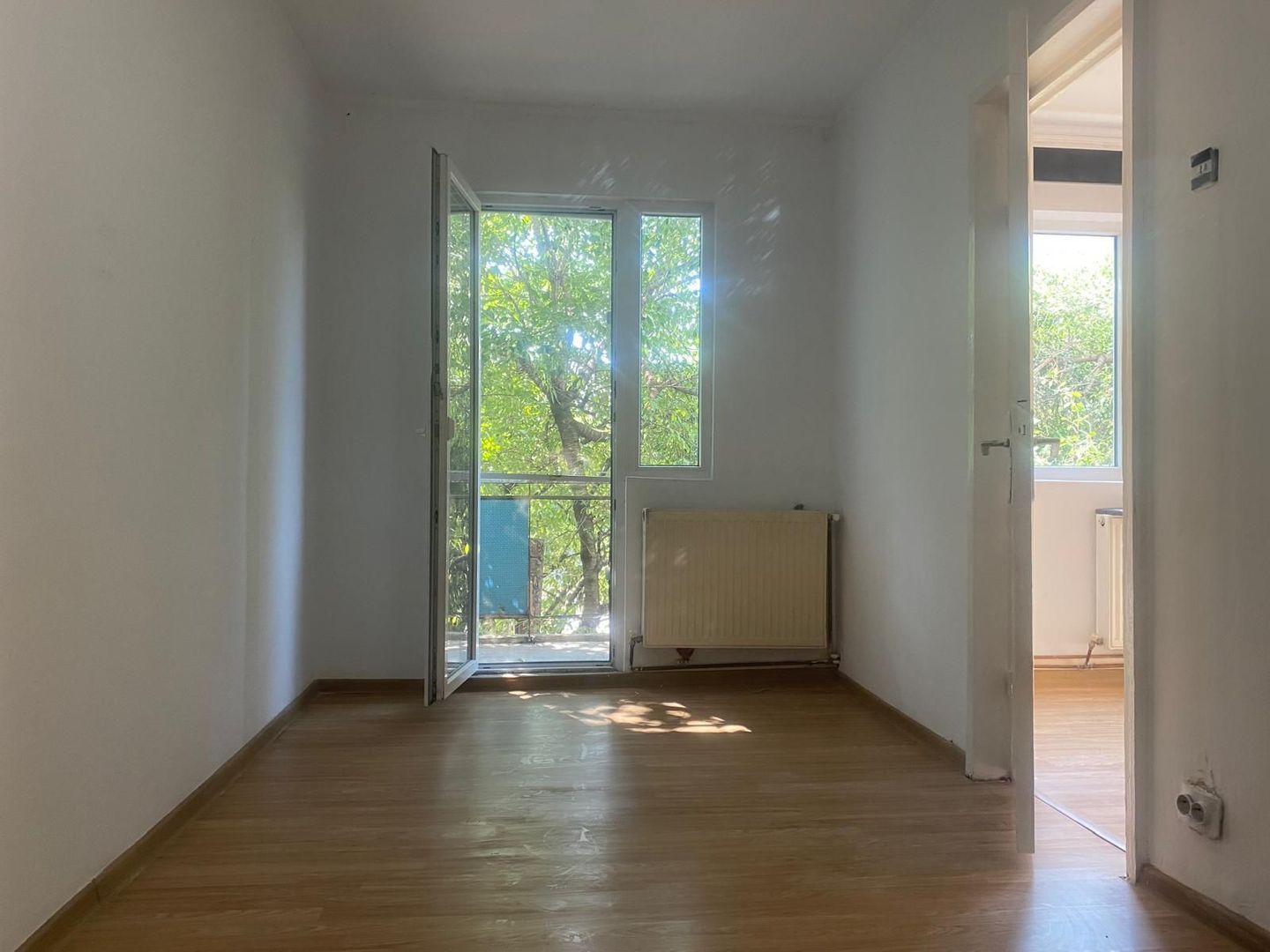 Foarte luminos! Vanzare apartament cu 3 camere in Targoviste - M11 - Poză 5