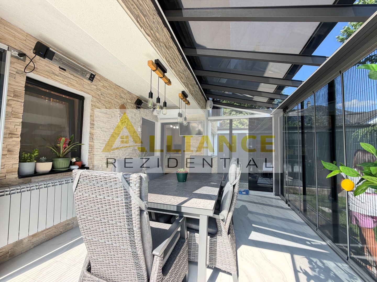 Casa P+1+M cu teren de 650 mp, piscina si curte complet amenajata - Poză 7
