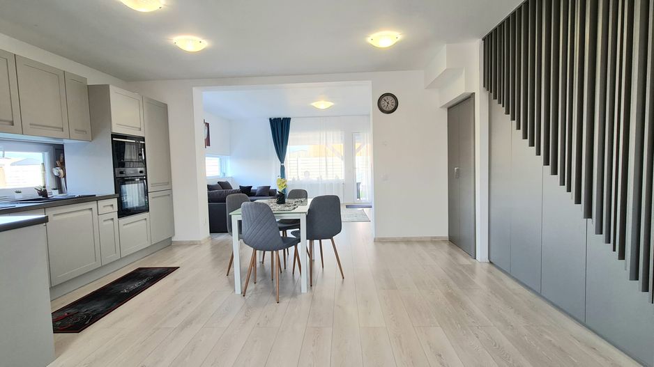 Casa 4 camere cu garaj mobilata si utilata cartier Izvor Tarlungeni - Poză 1