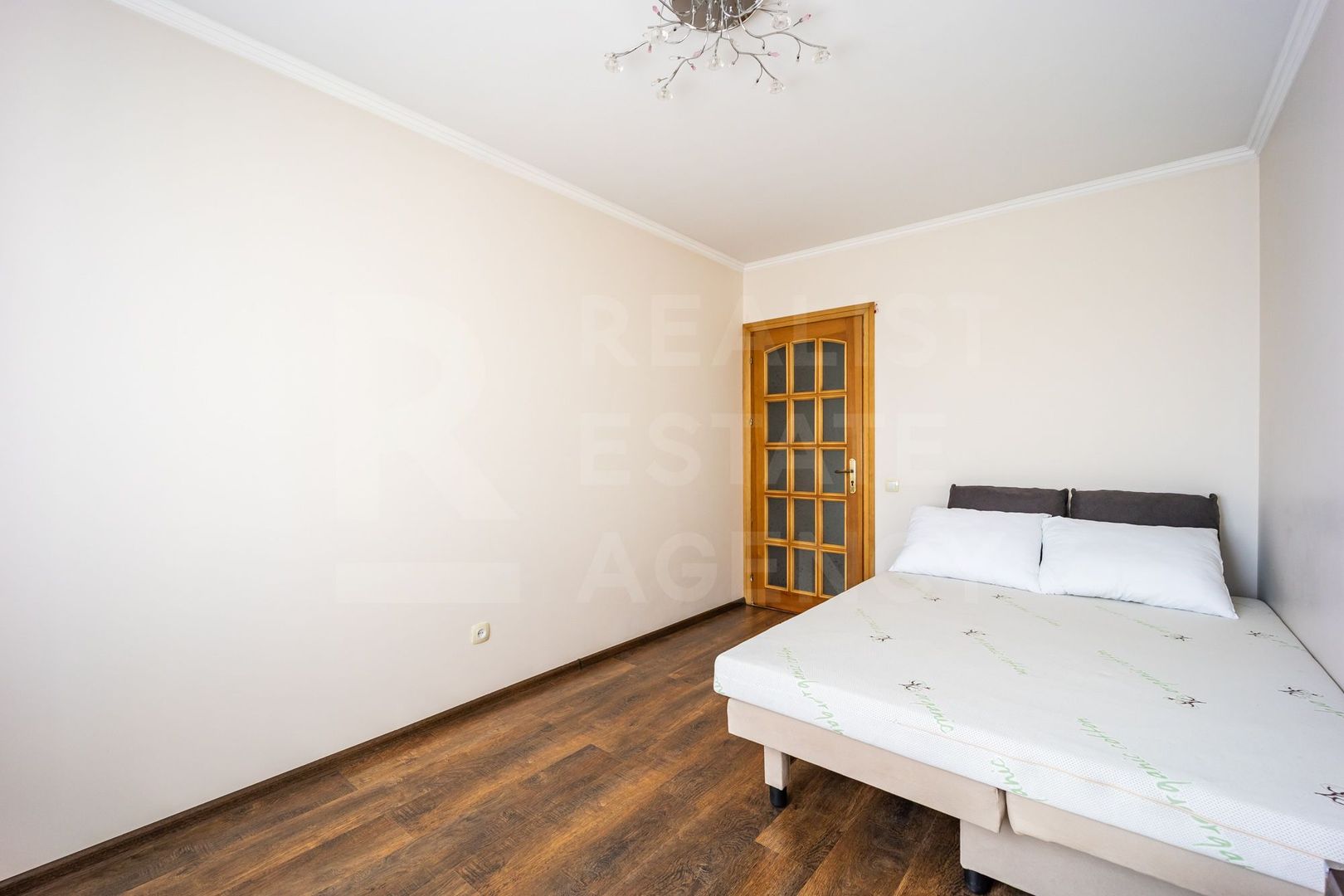 Vânzare, apartament 4 camere 86 mp , str. Milescu Spătaru, Ciocana - Poză 12
