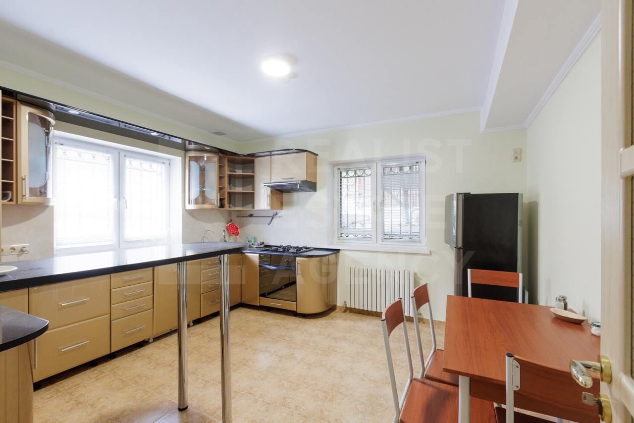 Chirie, casă, 2 nivele, 5 camere, str. Alexandru  Cosmescu, Centru - Poză 3