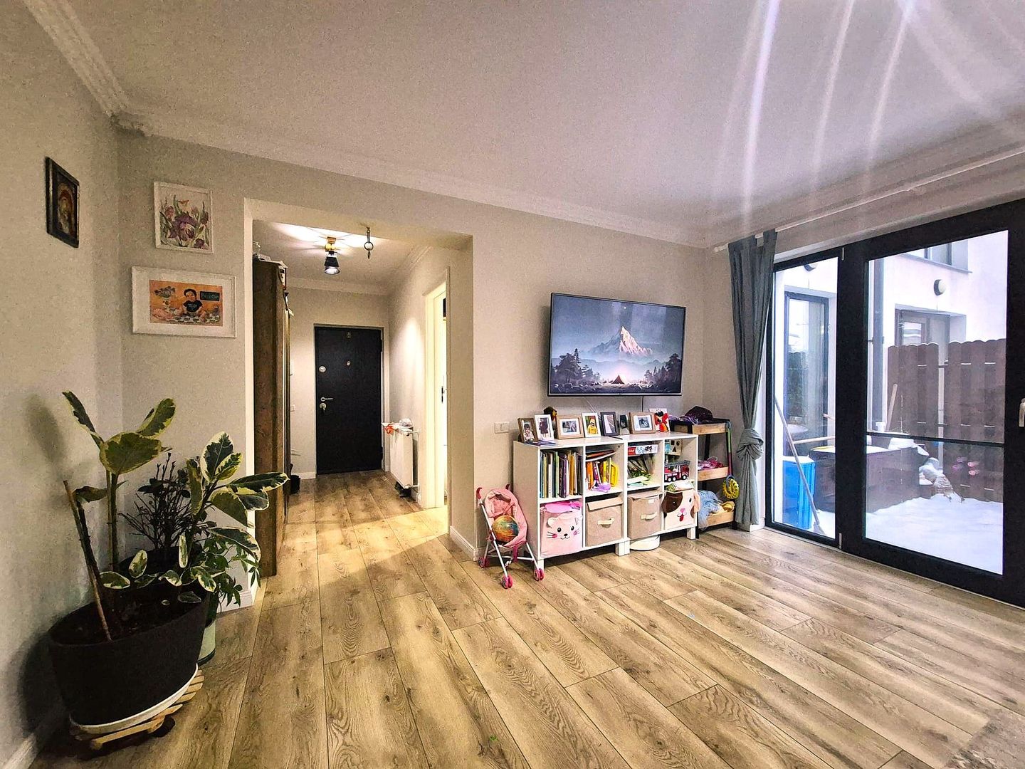 Zona Coresi, 2 camere ,59 mp,  cu grădină proprie și  loc de parcare. - Poză 1