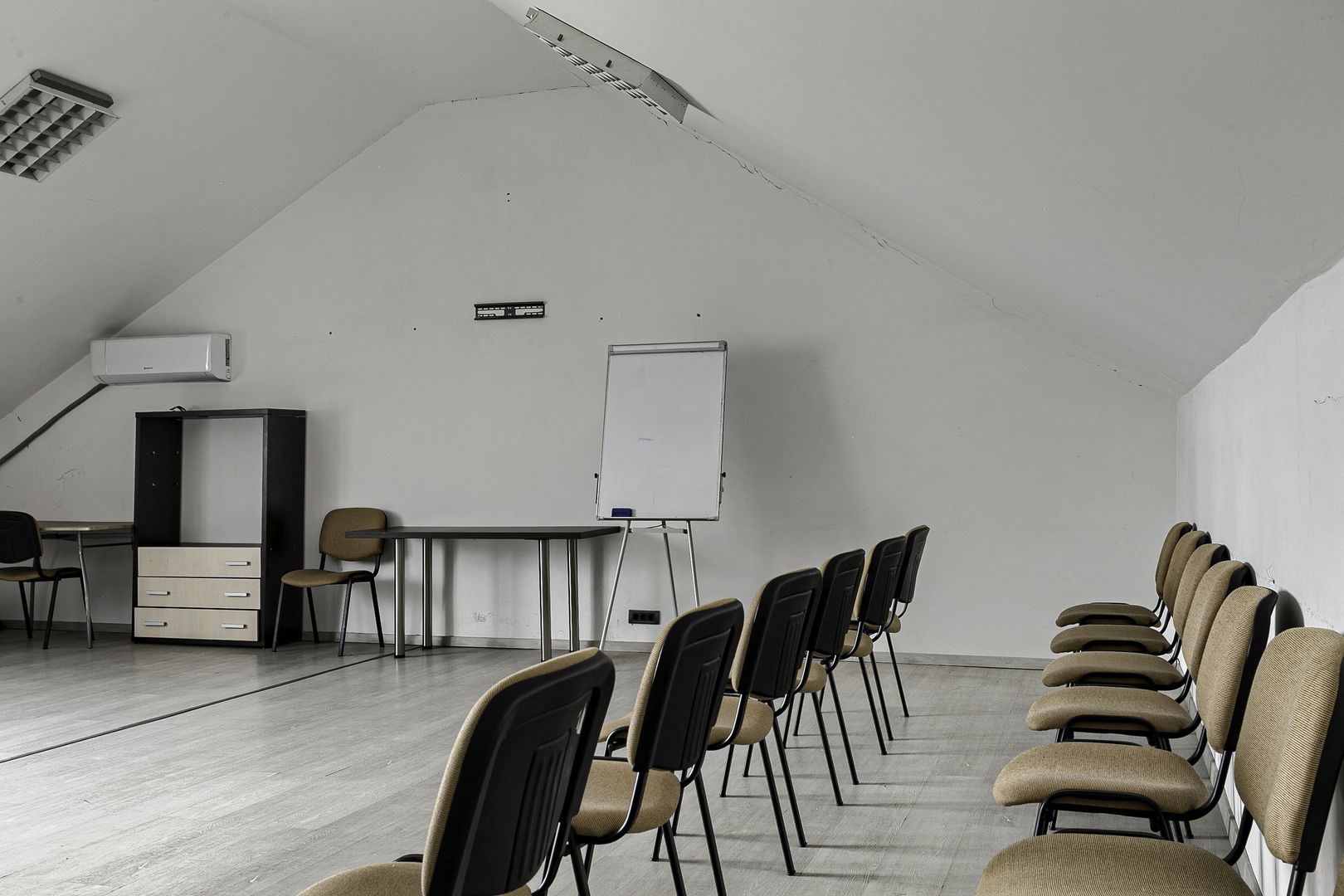 Spatiu ideal pentru activitatile care necesita o incapere generoasa - Poză 4