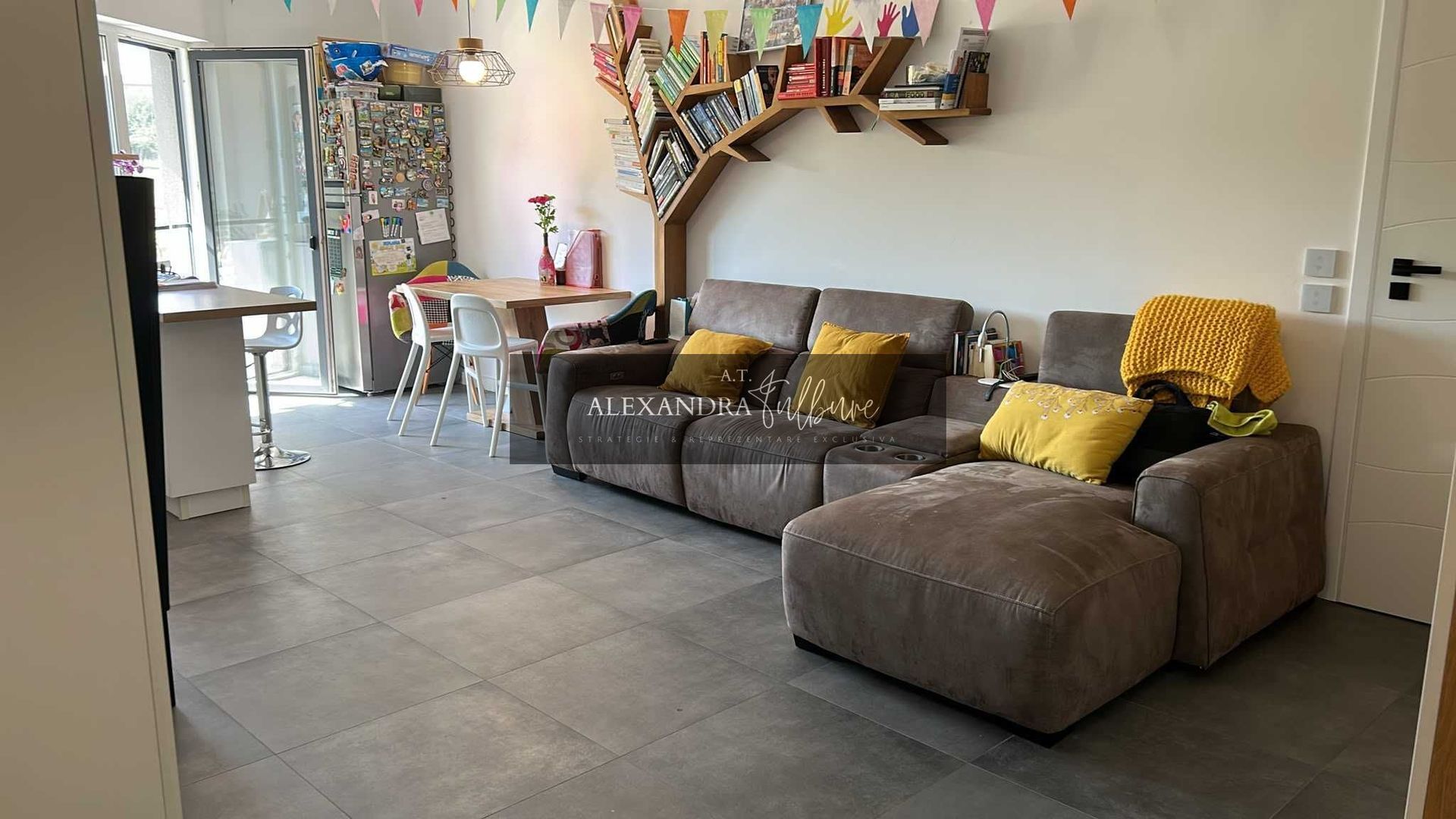 Apartament de vanzare 3 camere, 2 bai, gradina, parcare, Poligon - Poză 1