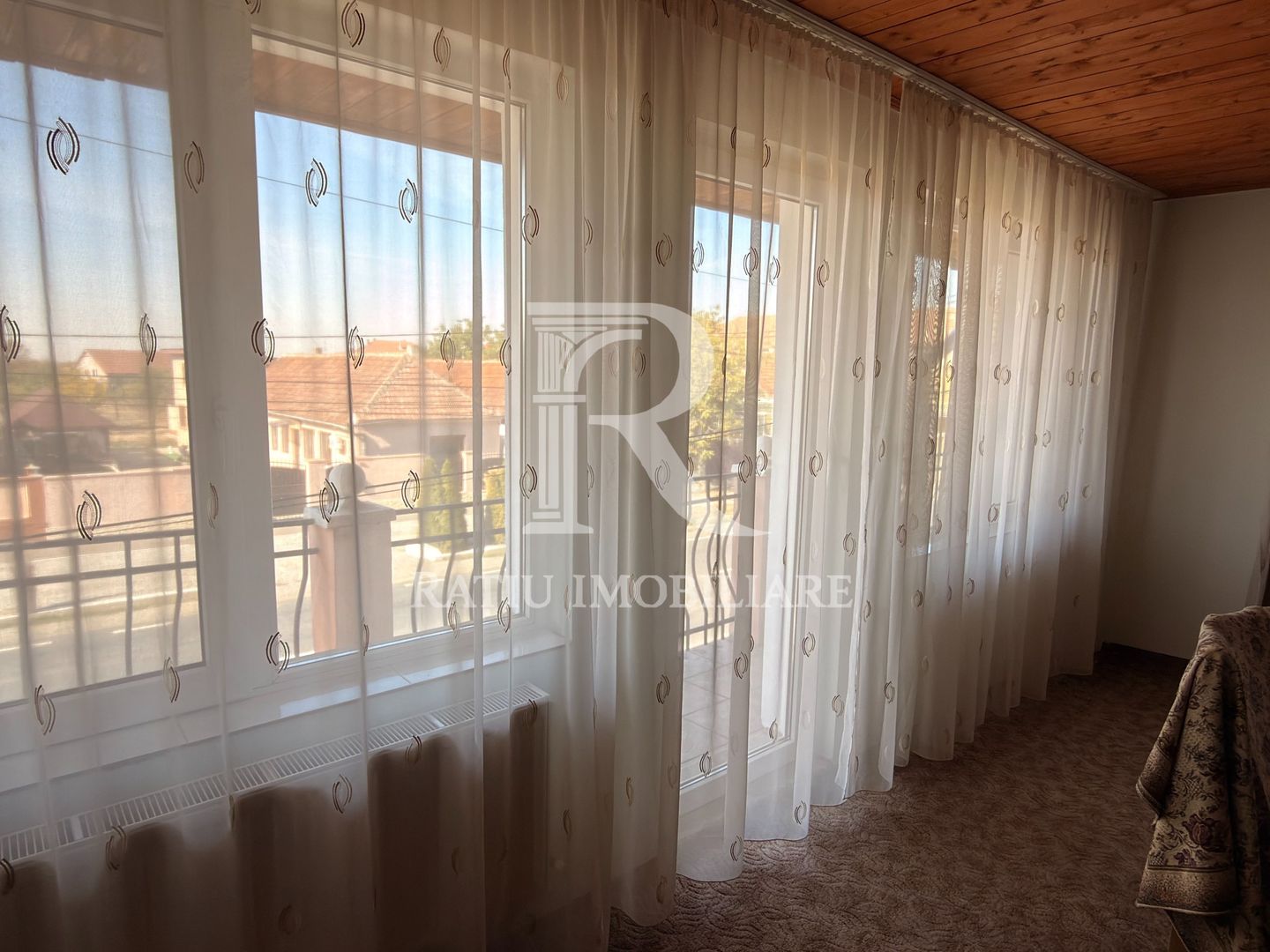 Casă cu spațiu comercial | Curte | Garaj | Parcare | Nojorid - Poză 11