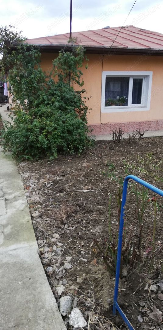 Casa de vânzare cu teren - Poză 1