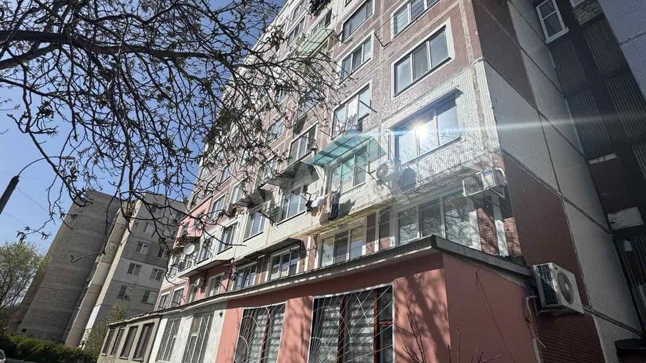 Se vinde apartament vizavi de parc - Poză 1