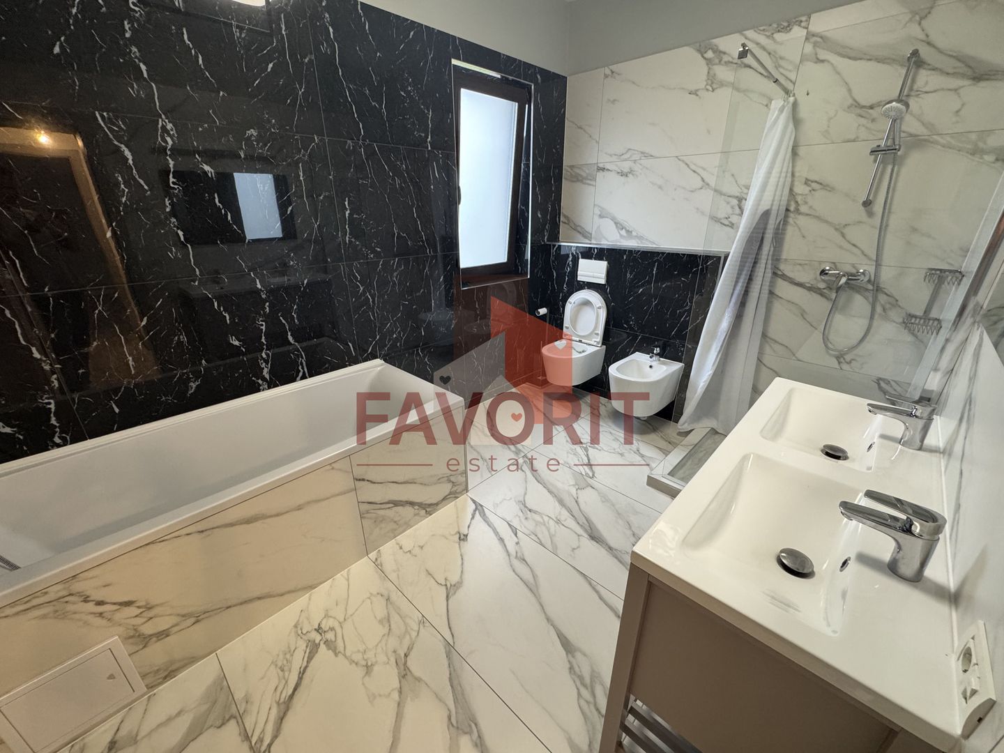 Duplex despartit prin garaj. Zona centrala - langa padure. Mobilat si utilat - Poză 13