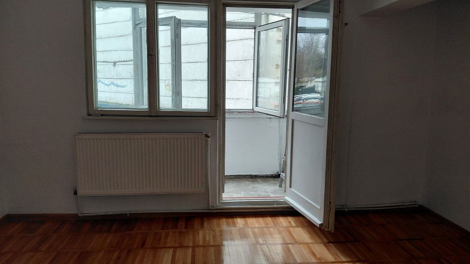 Apartament 2 camere – Port, etaj 1/4 – 3 balcoane, centrală, geam la baie - Poză 2