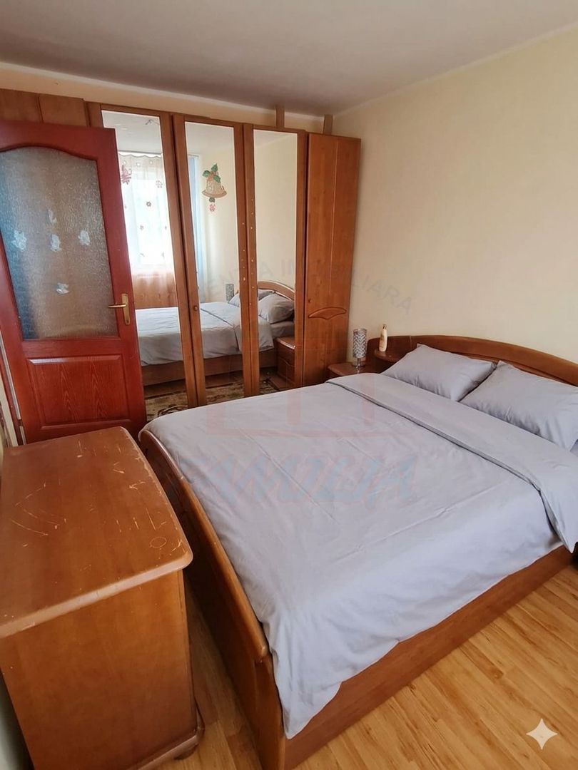 Vanzare apartament 3 camere, piata Micro 19, pret 49.500EUR, Etaj 3/4. - Poză 2
