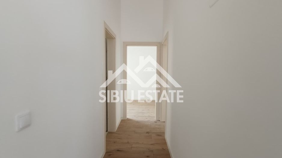 Apartament luminos, ideal locuință sau birou ,parter, 2 locuri parcare - Poză 9