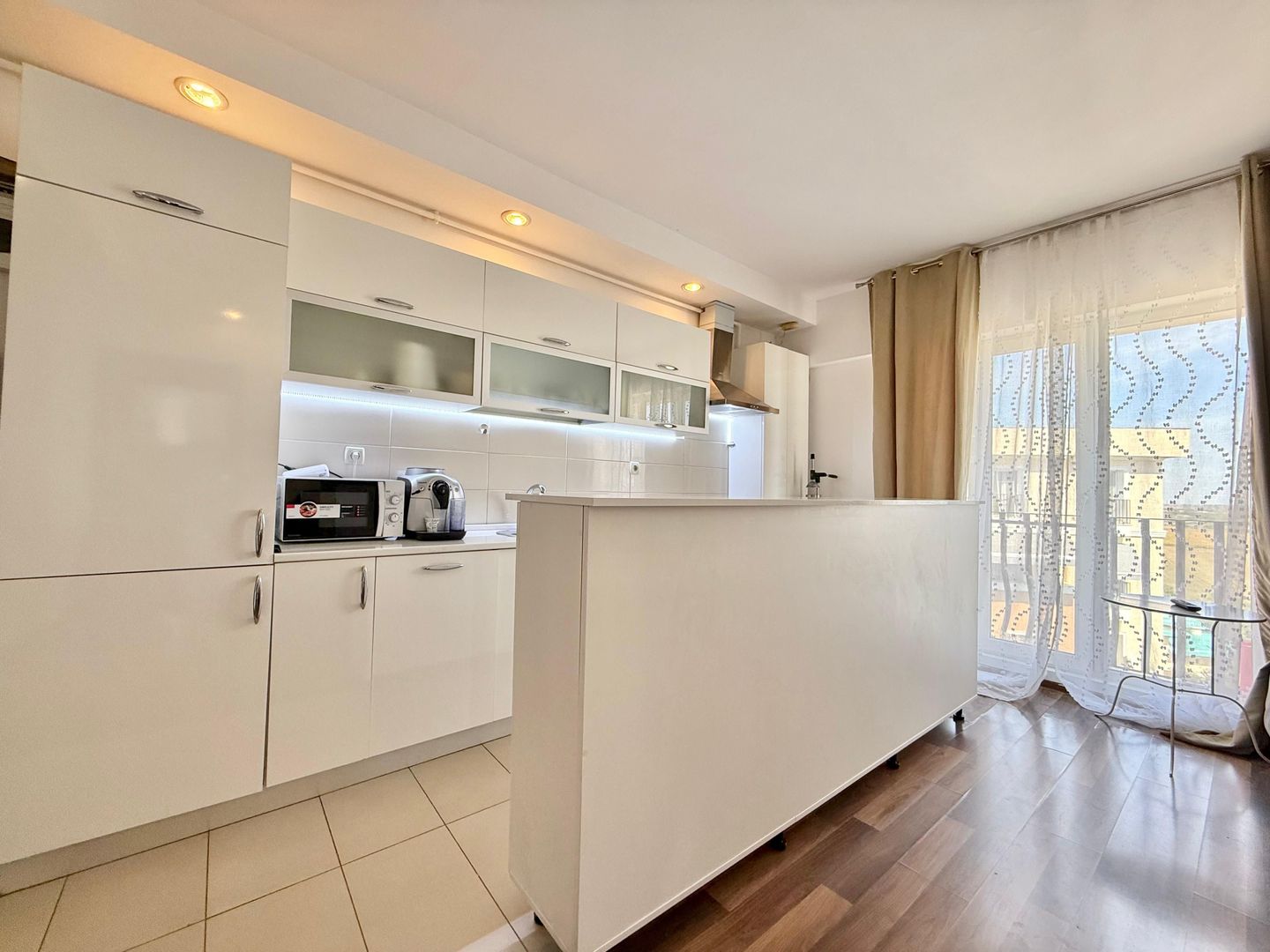 COSMOPOLIS - Apartament cu 3 camere, mobilat si utilat. - Poză 3