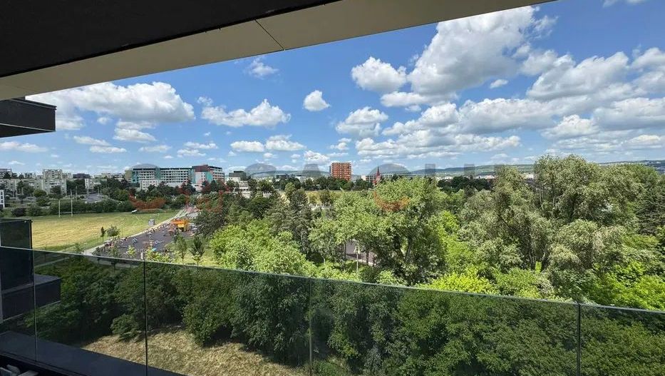 Aprtament 3 camere - view spre Baza Sportiva - Poză 3