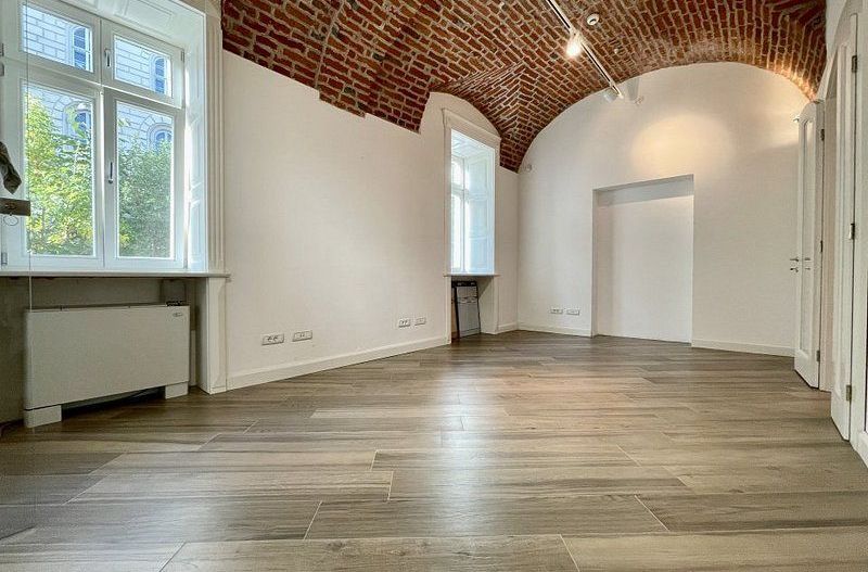 Spatiu birou in cladire istorica restaurata - Poză 6