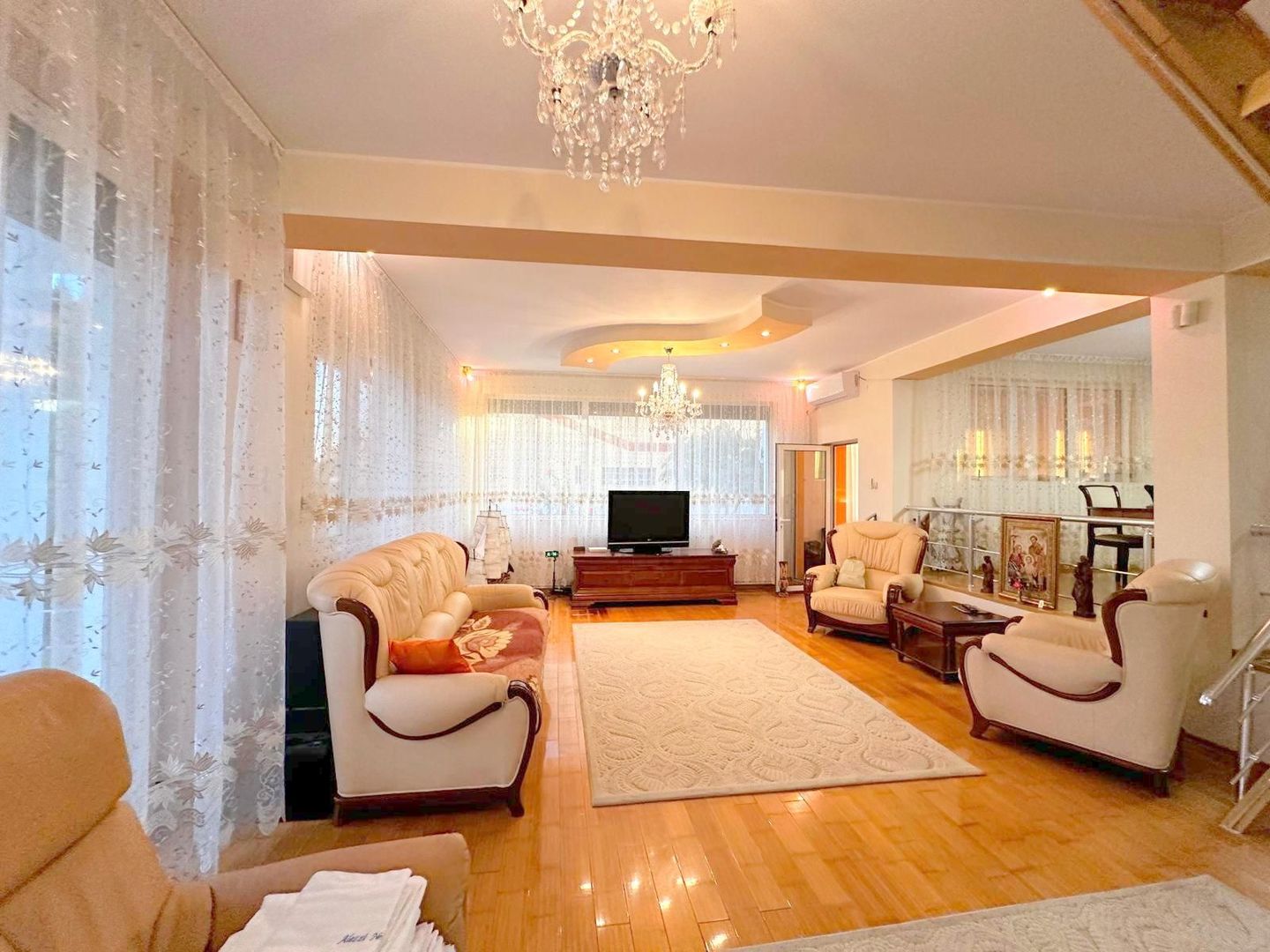 Vila de vanzare zona Metro/Arcasilor - P+1E+M - Poză 17