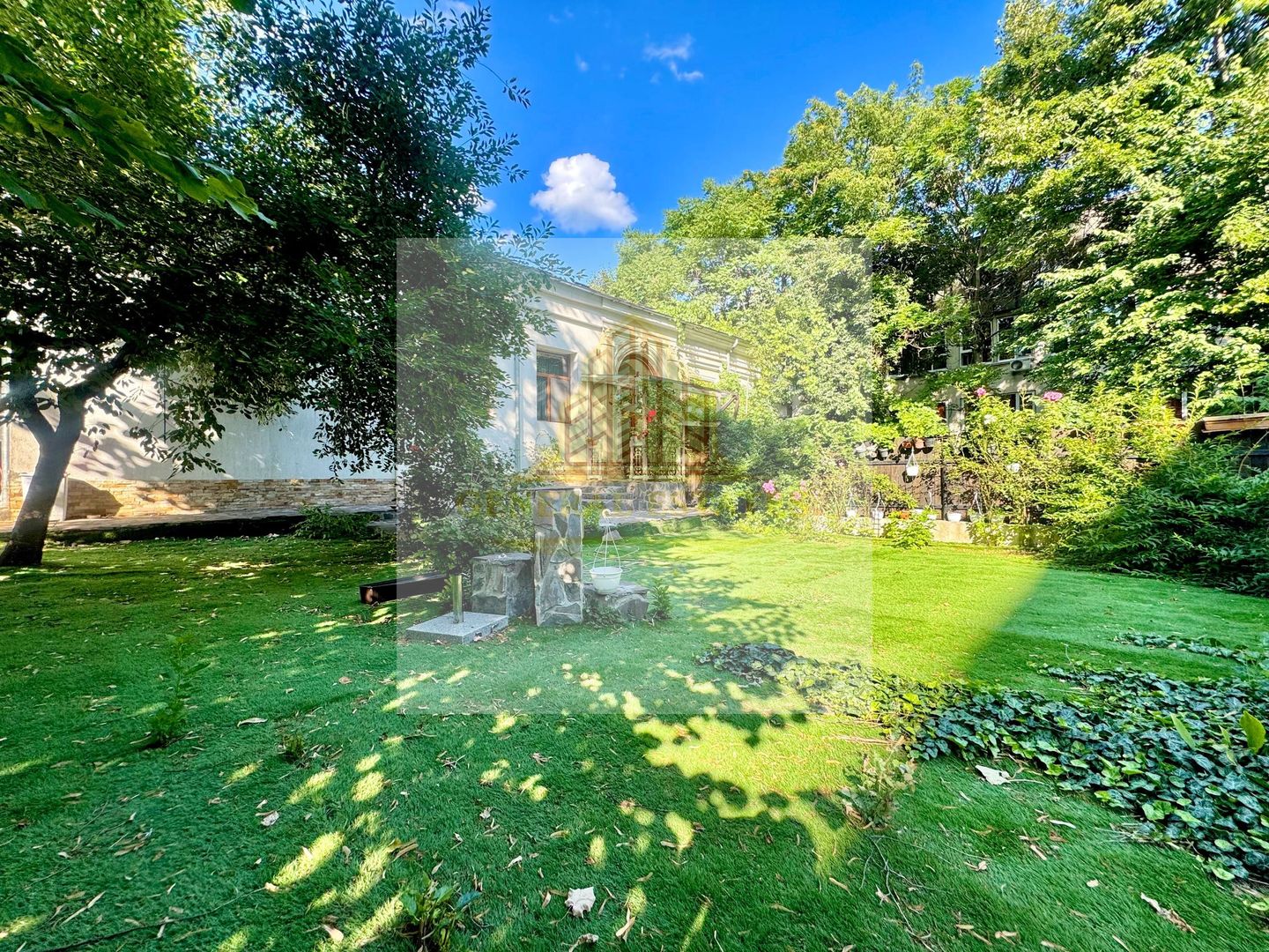 Spre Vânzare Proprietate remarcabilă cu 6 camere în inima Iașului ! - Poză 17