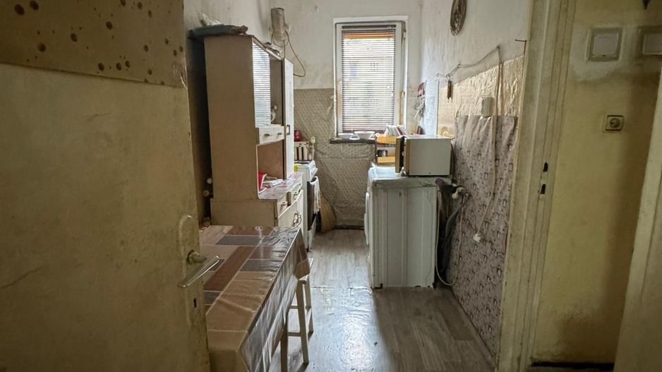 Apartament central 2 camere, parter, garaj inclus - Poză 3